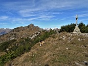 51 Alla croce di vetta del Cancervo (1830 m) con vista verso il Venturosa